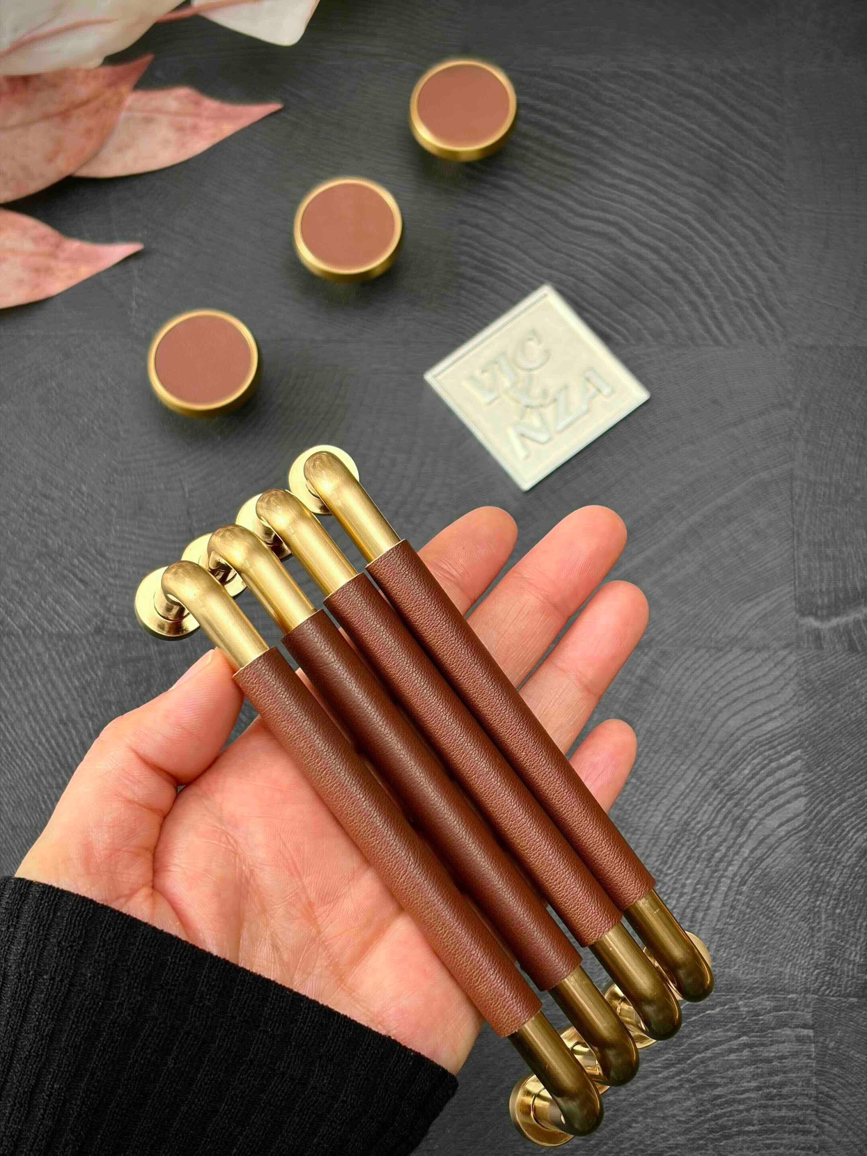 SD03-缎面铜色与金棕色皮革搭配