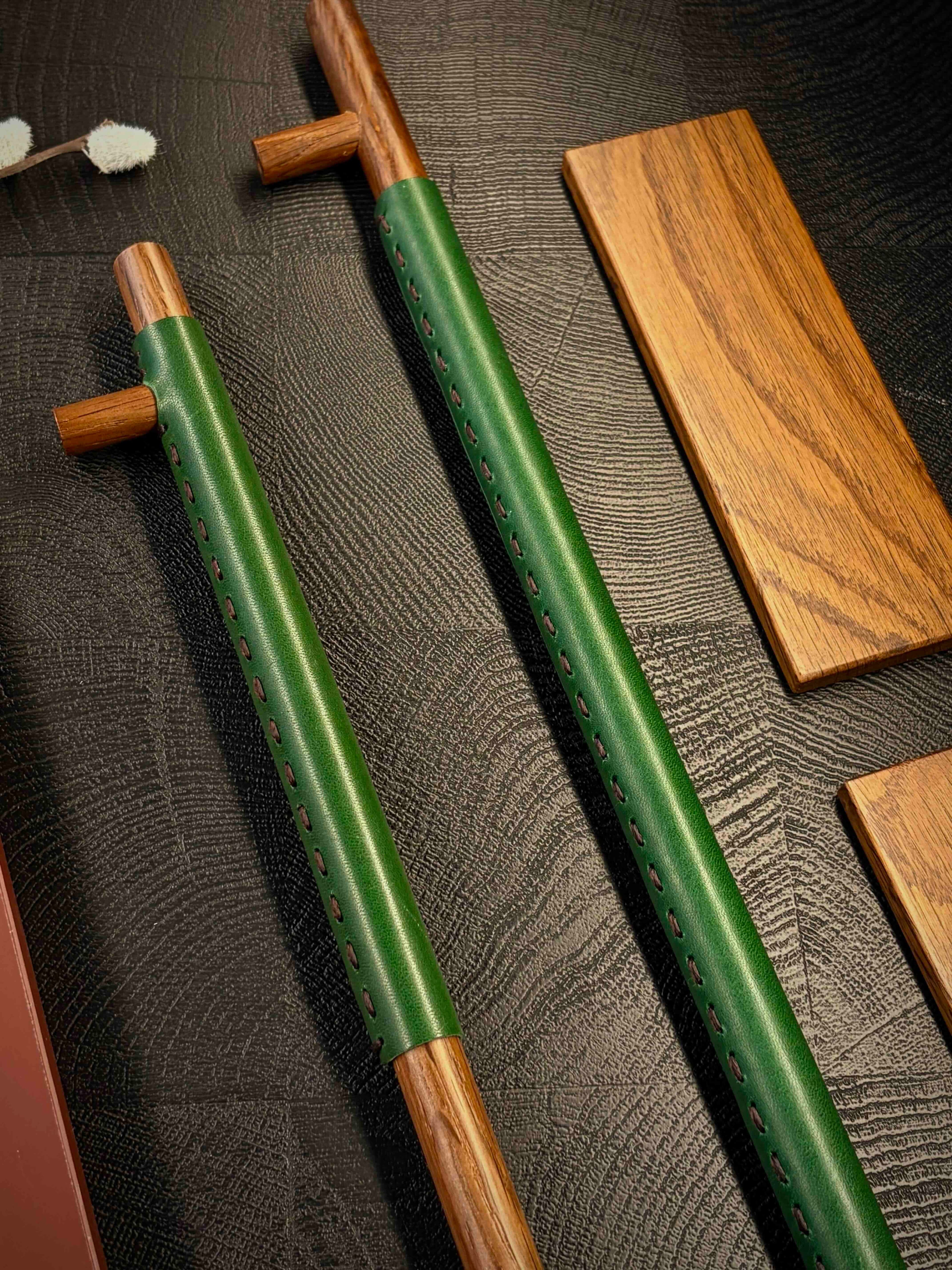 LA25-松绿色植鞣皮与烟熏橡木搭配