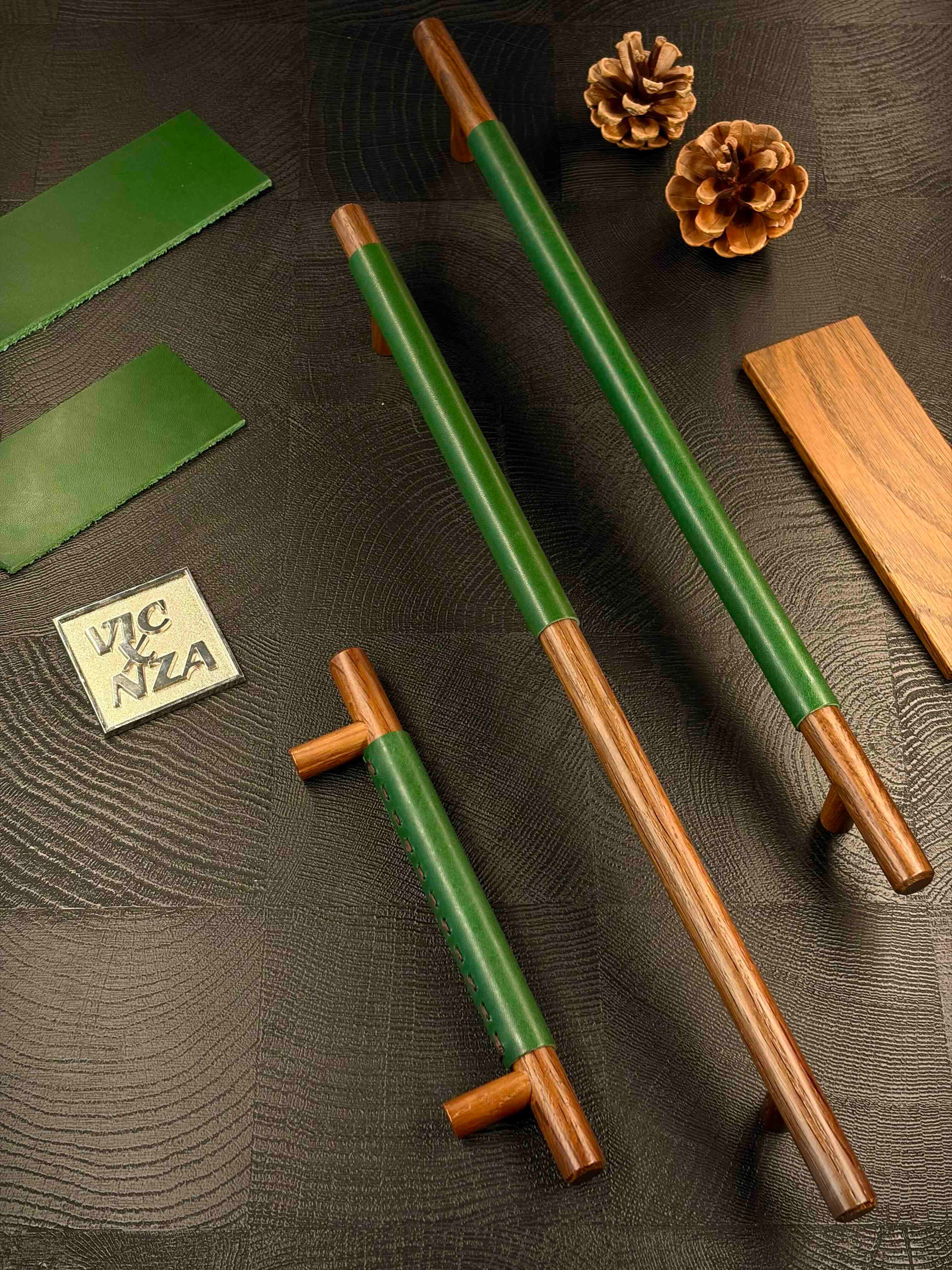 LA25-松绿色植鞣皮与烟熏橡木搭配