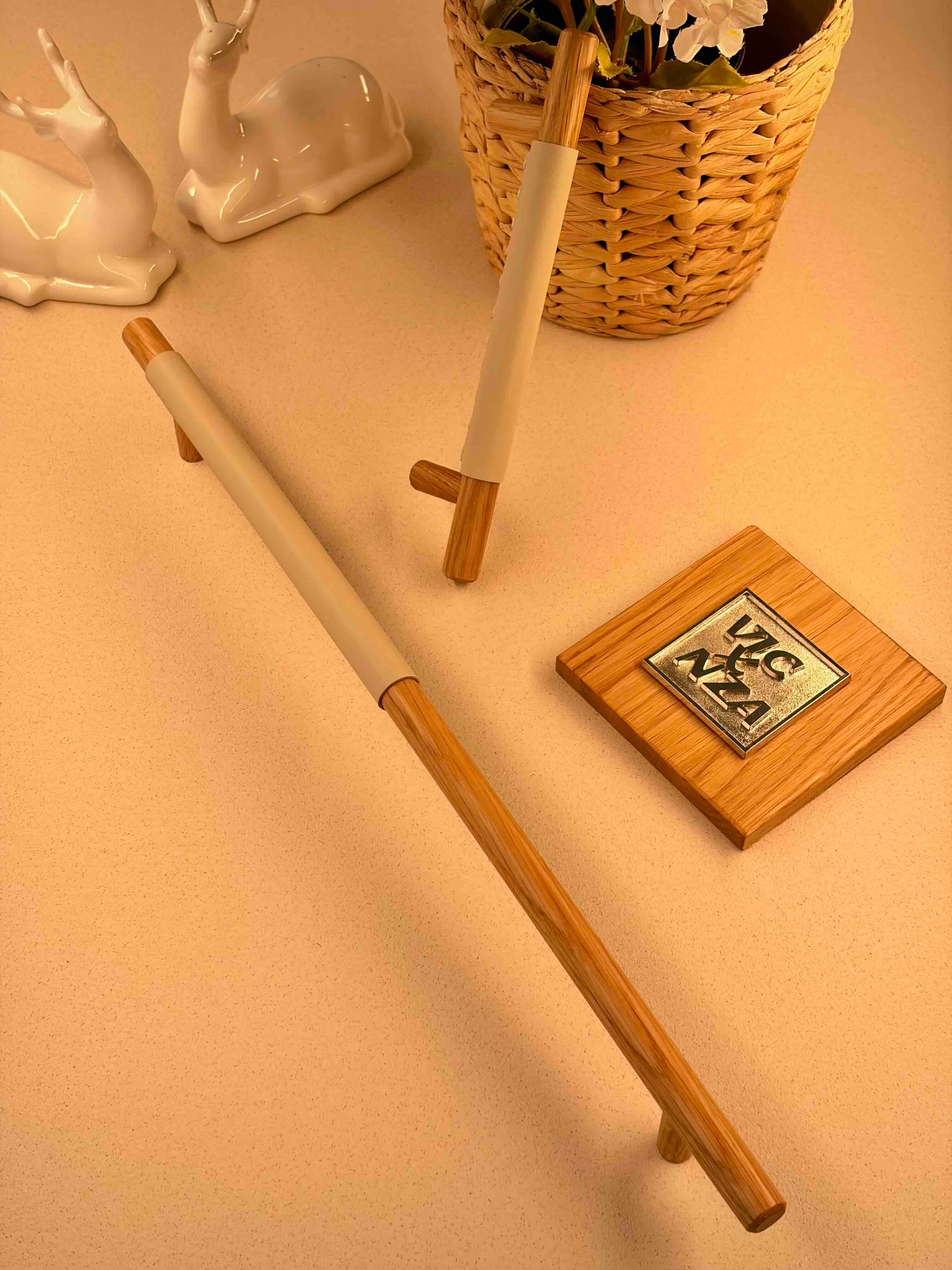 LA25-木色与白色背景的集锦